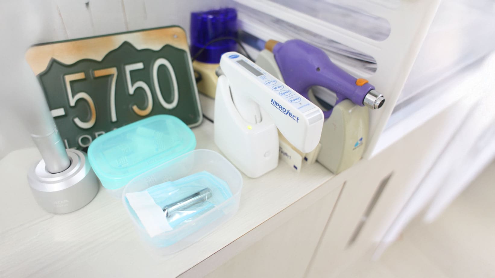 痛みを抑えるための表面麻酔と、注入時の圧痛を軽減する電動麻酔器